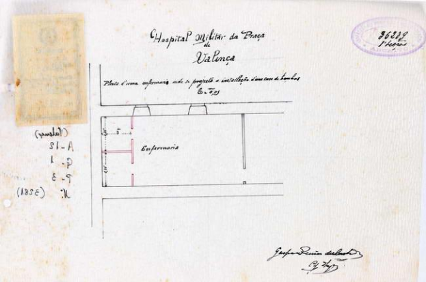 Ein altes Dokument mit einem Krankenhausflurplan, der mit beschrifteten Zimmern, Fenstern, Türen und Wandabmessungen versehen ist, begleitet von Text und einem Stempel auf der rechten Seite.