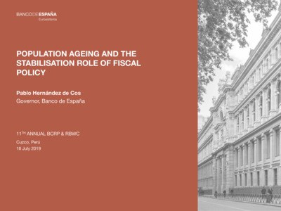 Schwarz-weißes Bild eines Gebäudes auf der rechten Seite mit Menschen, die auf der Straße davor gehen, und Text auf der linken Seite, der 'Altengerechtung und die Stabilisierungsrolle der Fiskalpolitik' liest.