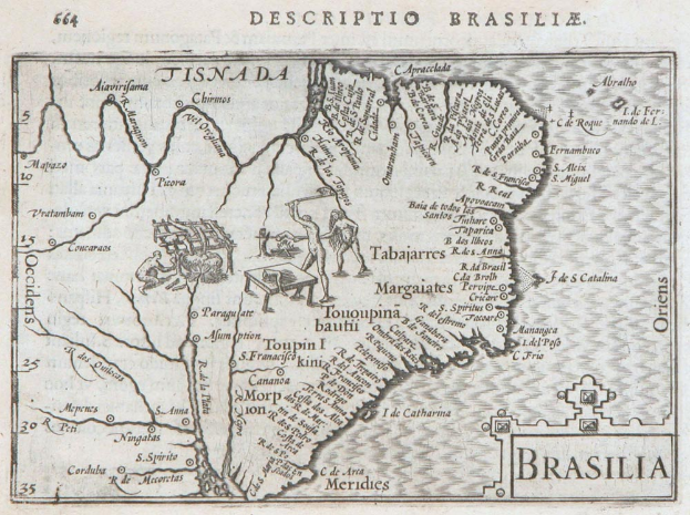 Eine Karte von Brasilien aus dem 16. Jahrhundert auf Papier, die geografische Details wie Flüsse, Berge und Städte sowie Texte und Illustrationen von Menschen und Gegenständen zeigt.