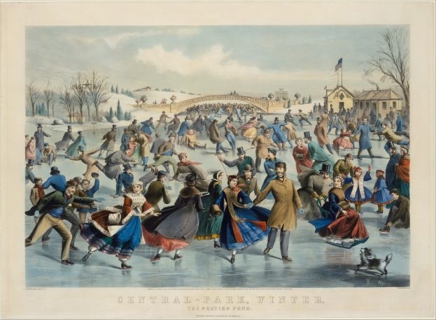 Eine Gruppe von Menschen, die auf einer Eisbahn in Central Park im Winter Schlittschuh laufen, umgeben von Bäumen und Häusern, mit einer Brücke im Hintergrund, bewölktem Himmel und einer flatternden Flagge. Text ist unten auf dem Bild sichtbar.