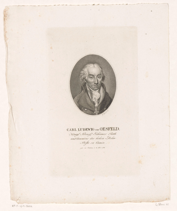 Ein Portr├Ąt von Carl Ludwig Oesfeld, ein Mann mit ernstem Gesichtsausdruck, der einen schwarzen Anzug und ein weißes Hemd tr├Ągt und ordentlich frisiertes Haar hat, die H├Ąnde gefaltet, direkt in die Kamera schaut.