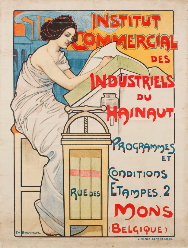 Eine Frau sitzt an einem Tisch und hält ein Buch in der Hand, mit einem Plakat im Hintergrund, das das Institut Commercial des Industriels du Hainaut und seine Dienstleistungen bewirbt.