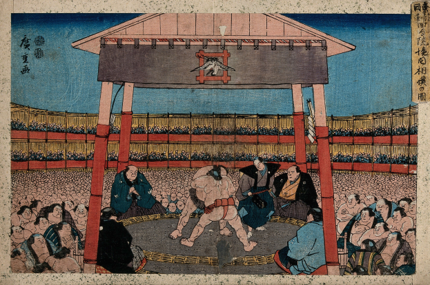 Ein Gemälde von Utagawa Kunisada Toyokuni III, das ein Sumo-Match in einer Arena zeigt, mit Zuschauern im Vordergrund und einem Schuppen im Hintergrund, aus der Serie Fifty-Three Stations of the Tokaido.