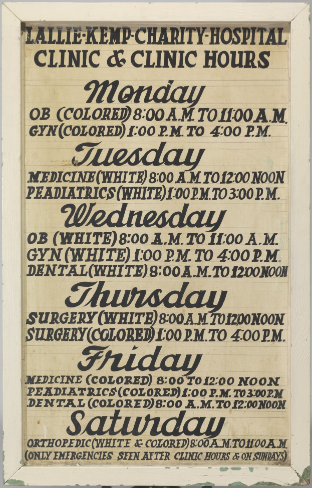Plakat mit schwarzem Text auf einem weißen Hintergrund betitelt "Lallie Kemp Charity Hospital Clinic & Clinic Hours", das die Klinik und Öffnungszeiten der Klinik bewirbt.