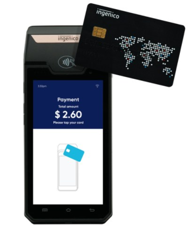 Mobiltelefon mit einer Kreditkarte daneben, das ein Ingenico-Mobilzahlungssystem anzeigt.