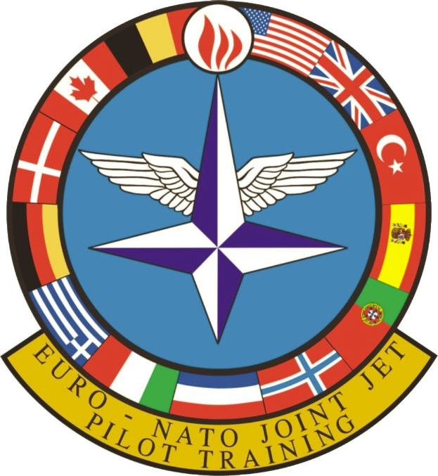 Karte veranschaulicht die Erweiterung der NATO von 1949 bis heute, wobei die Regionen farblich nach dem Jahr des Beitritts unterteilt sind.