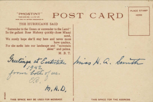 Alte Postkarte mit einem Mannporträt und handgeschriebener Rückseite.