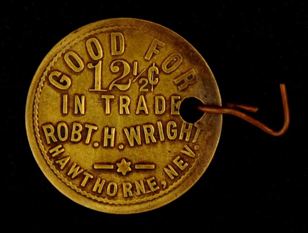 Goldmünze mit der Inschrift "Gut für 12% im Handel" an einem Haken befestigt.