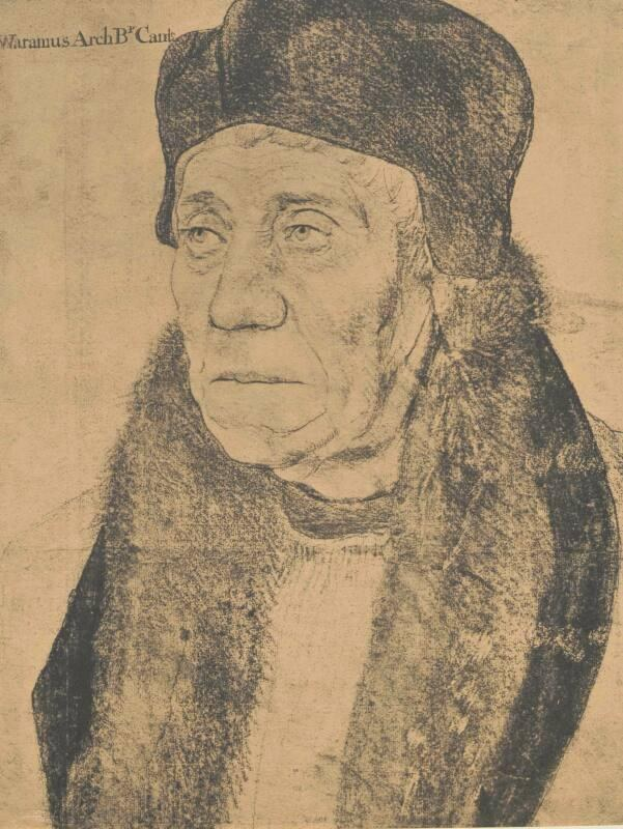 Eine ältere Frau mit schwarzem Hut und Nerzstola, die Haare zu einem Dutt gebunden, die Hände gefaltet und einen sanften Ausdruck, blickt zur Seite.