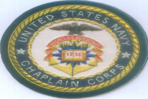Ein rundes Patch mit einem blauen Hintergrund und weißer Umrandung, das den weißen Text "United States Navy Chaplain Corps" in der Mitte zeigt.