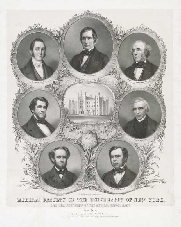 Schwarzes und weißes Foto von formell gekleideten Männern, die vor einem Gebäude posieren, mit der Aufschrift "Medizinische Fakultät der Universität New York und die Gründer des Medizinischen Departments" am unteren Rand.