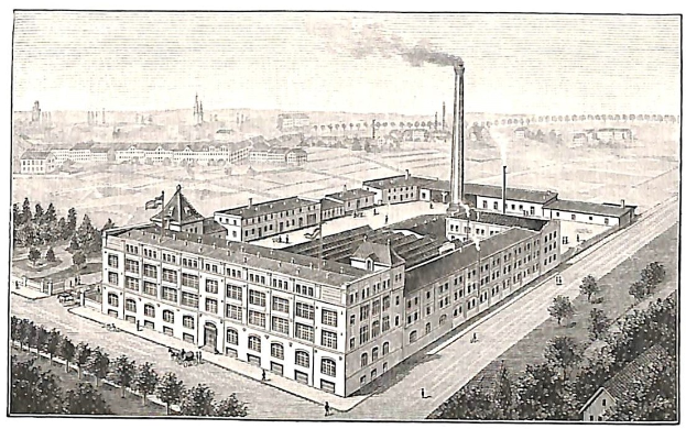 Altes Industriegebäude mit einem großen zentralen Gebäude umgeben von Bäumen und Text unten.