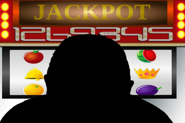 Ein Mann spielt an einem Slot-Automaten mit der Aufschrift "Jackpot" umgeben von einer Tafel mit Text und Obstbildern, was auf ein Online-Casinospiel hinweist.