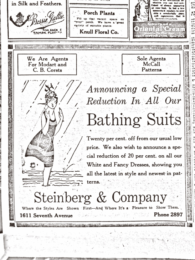 Eine Frau in einem weißen hochgeschlossenen, langärmeligen Kleid mit einem Dutt, die zentral in einer Werbung für Steinberg & Company Badesachen steht, umgeben von Text.