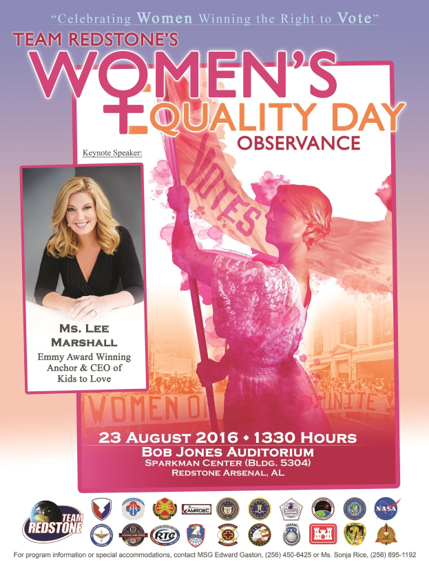 Plakat für das Women's Equality Day-Event von Team Redstone mit einer Frau, die eine Fahne mit dem Text 'Women's Equality' hält, begleitet von Logos und Eventdetails unten.