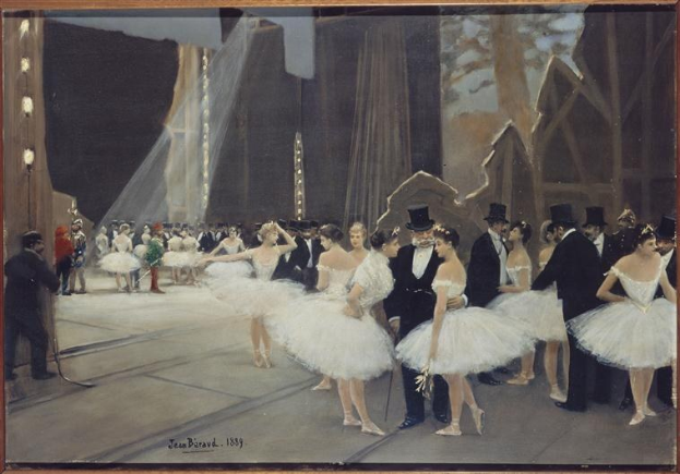 Bildnis 'Tanz an der Oper' von Jean Beraud, 1889, das Tänzer in weißen Tutus und Hüten auf einer Bühne mit Scheinwerfern und einem Photo-Rahmen zeigt.