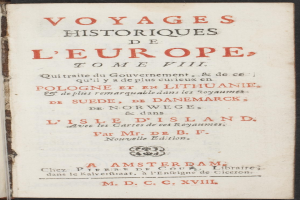 Altes Buch mit dem Titel "Voyages Historiques de l'Europe, Tome VIII" aufgeschlagen auf einer Seite mit klassischem Text innerhalb eines dekorativen Rahmens.
