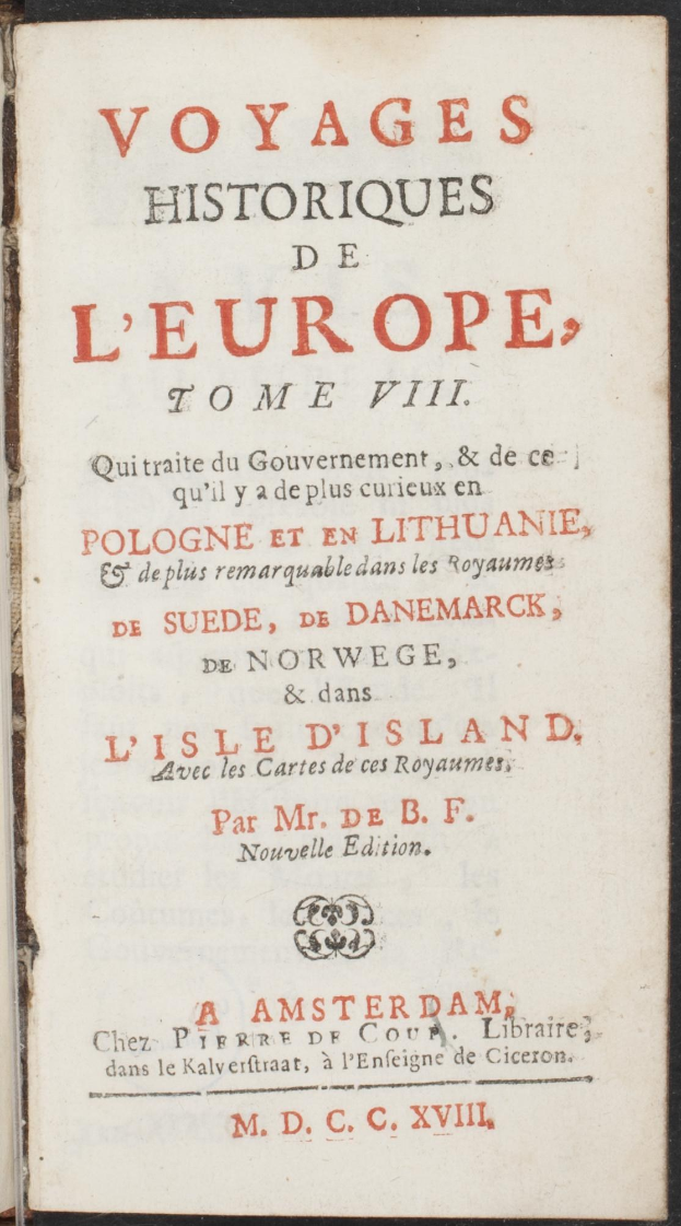 Altes Buch mit dem Titel "Voyages Historiques de l'Europe, Tome VIII" aufgeschlagen auf einer Seite mit klassischem Text innerhalb eines dekorativen Rahmens.