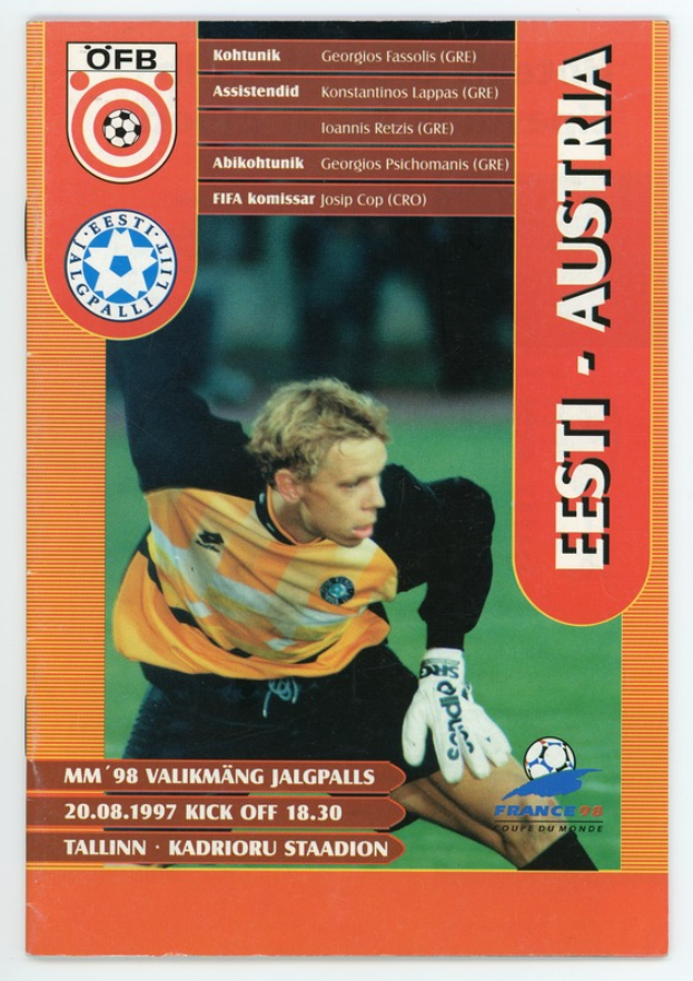 Eine Fußballkarte aus dem FIFA-Weltmeisterschaft 1998 in Deutschland, die einen Spieler in einem Trikot mit entschlossener Miene zeigt, vor einem hellblauen Himmel mit weißen Wolken.