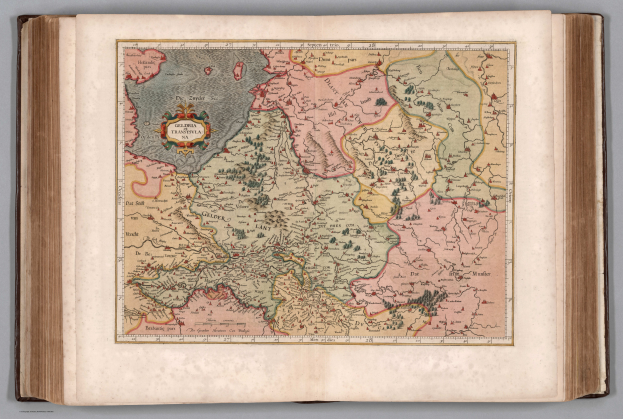 Ein aufgeschlagenes Buch mit einer detaillierten Europakarte in Blau-, Grün- und Gelbtönen.