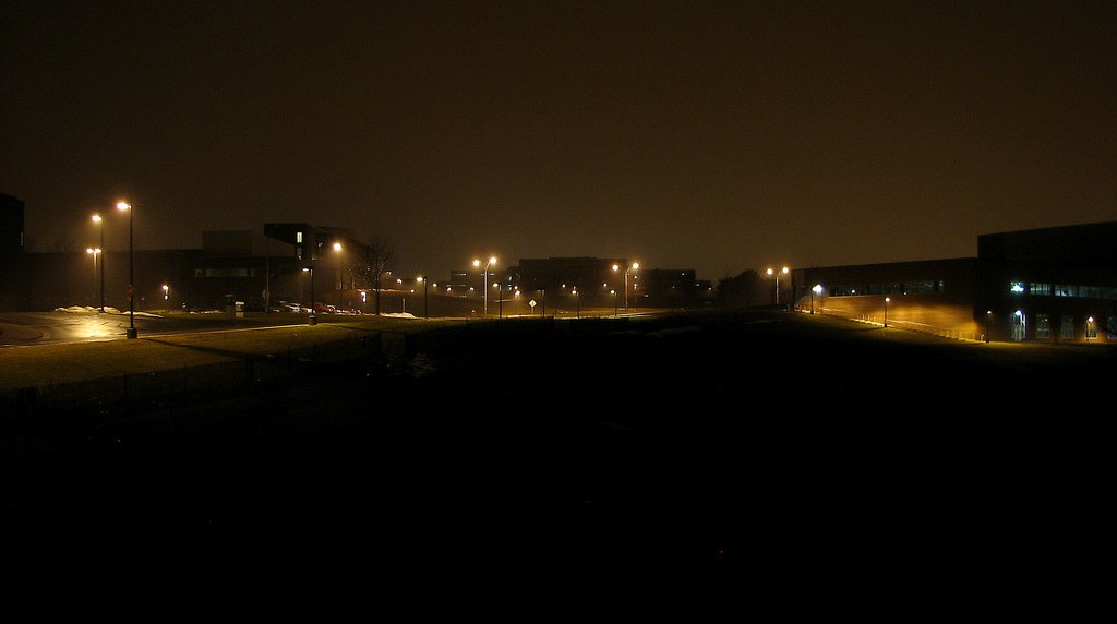 Gebäude und eine Straßenlaterne im Hintergrund.