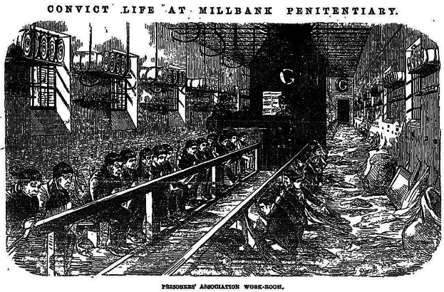 Eine Schwarz-Weiß-Zeichnung eines Bahnhofs mit Menschen, die auf verschiedenen Gegenständen sitzen, einschließlich Bahnschienen, Geländern, Wänden und Fenstern, mit dem Text "verurteiltes Leben im Millbank-Gefängnis" oben und unten.