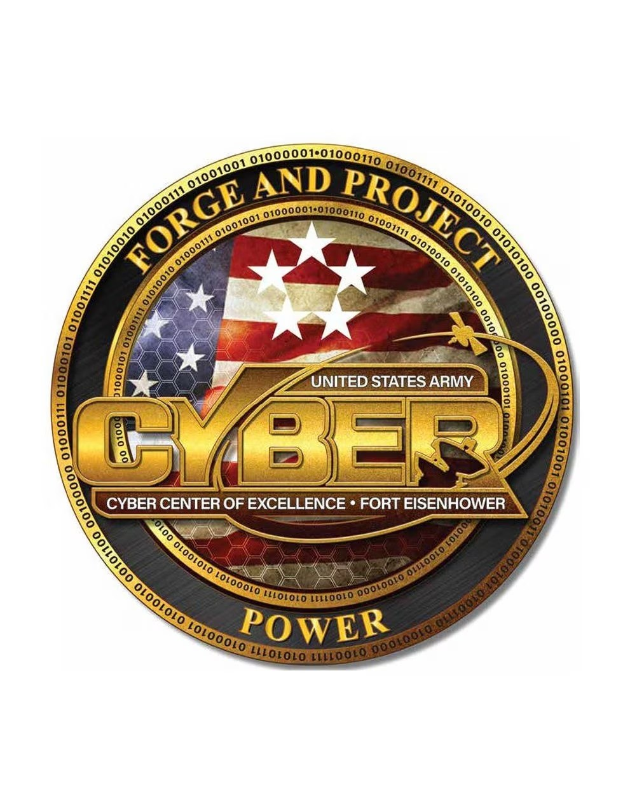 Logo der United States Army Cyber Center of Excellence auf Fort Eisenhower, bestehend aus einem blauen Kreis mit einem weißen Stern, einem weißen Rand und der Schrift "Forge and Project Cyber Power" in fetter schwarzer Schrift.
