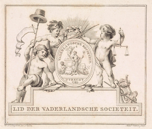 Ein Papierbild zeigt drei Kinder, die in einem Kreis stehen, wobei zwei ein Schild mit der Aufschrift 'Lid der Vaderlandsche Societeit' in fetter Schrift halten, während eines ein Schwert und ein Schild mit verzierten Designs hält.