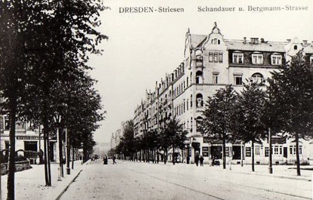 Ein Schwarz-Weiß-Foto einer Straßenansicht in Dresden, Deutschland, das Menschen, Fahrzeuge, Gebäude, Bäume und einen bewölkten Himmel mit Text oben zeigt.