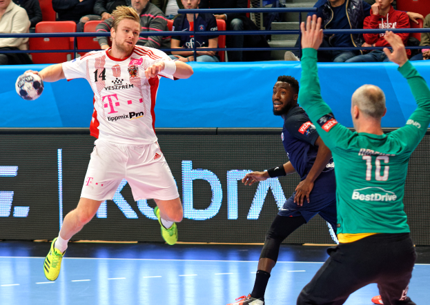 Eine Gruppe von Männern, die Handball auf einem Platz spielen, mit einem Ball in der Mitte der Aktion und Zuschauern im Hintergrund bei einem Spiel zwischen Bayern München und Paris Saint-Germain bei der Futsal-Weltmeisterschaft 2019.