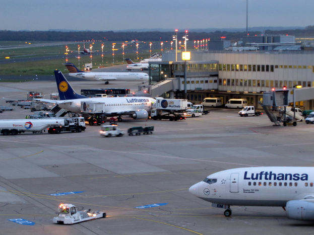 Lufthansa Airbus A330-300 auf dem Rollfeld am Frankfurter Flughafen mit umliegender Flughafeninfrastruktur und wolkenlosem Himmel.
