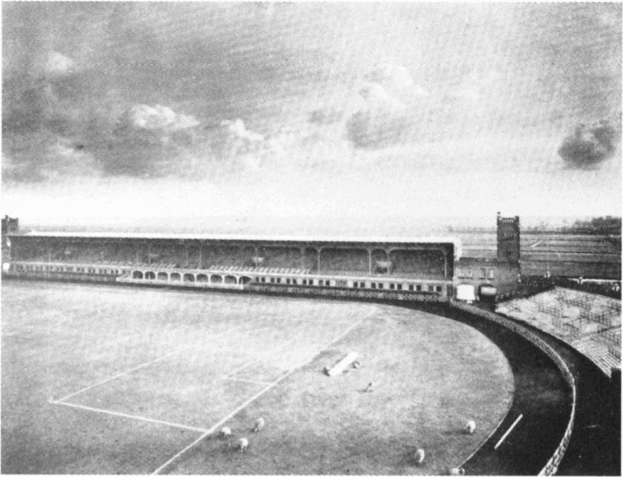 Altes Schwarz-Weiß-Foto eines Fußballfeldes mit einem Stadion, das von Bäumen umgeben ist und einem bewölkten Himmel, mit dem Text "Stoke City Football Club" unten.