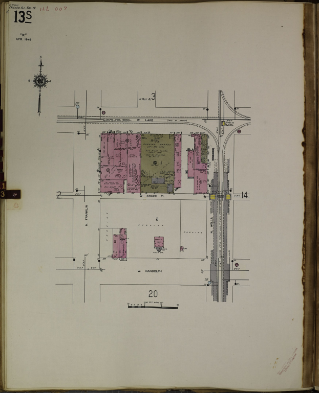 Offenes Buch mit einer detaillierten Stadtkartendarstellung auf der linken Seite und dichtem Text und Plänen auf der rechten Seite.