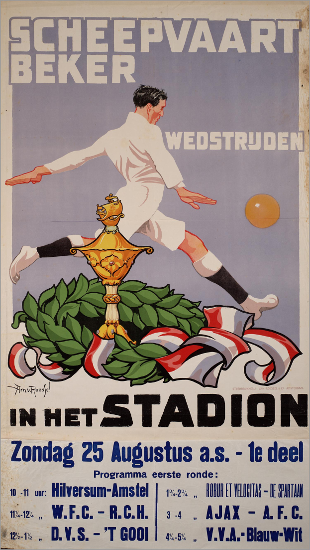 Ein Plakat, das ein Fußballspiel in den Niederlanden ankündigt, zeigt eine Person in einem weißen Trikot und Shorts mit entschlossener Miene, umgeben von grünen und gelben Blättern, mit der fetten schwarzen Schrift 'Fußball' auf einem hellblauen Himmel.