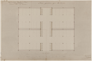 Schwarz-weißes Architekturzeichnung eines 18. Jahrhundert-Gebäudes' erster Stockplan mit zahlreichen Fenstern und handgeschriebenen Anmerkungen auf altem Papier.