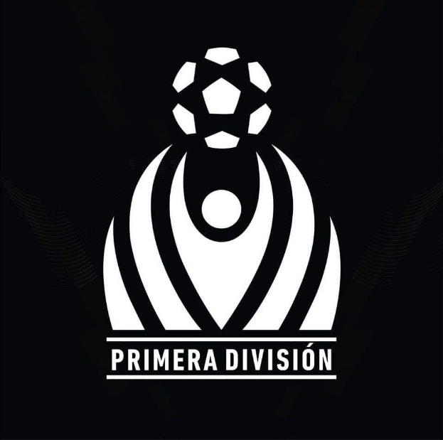 Ein schwarzer und weißer Fußball mit "Primera División" in fetter weißer Schrift darüber, umgeben von einem weißen Kreis mit schwarzem Rand, vor schwarzem Hintergrund.