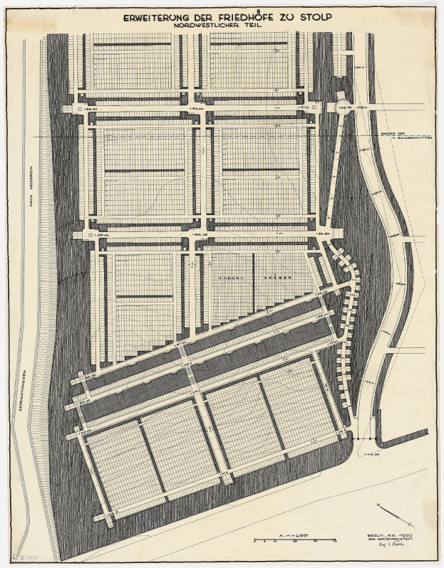 Alte Stadtkarte mit detaillierten Gebäudelayouts und handgeschriebenen Textanmerkungen.