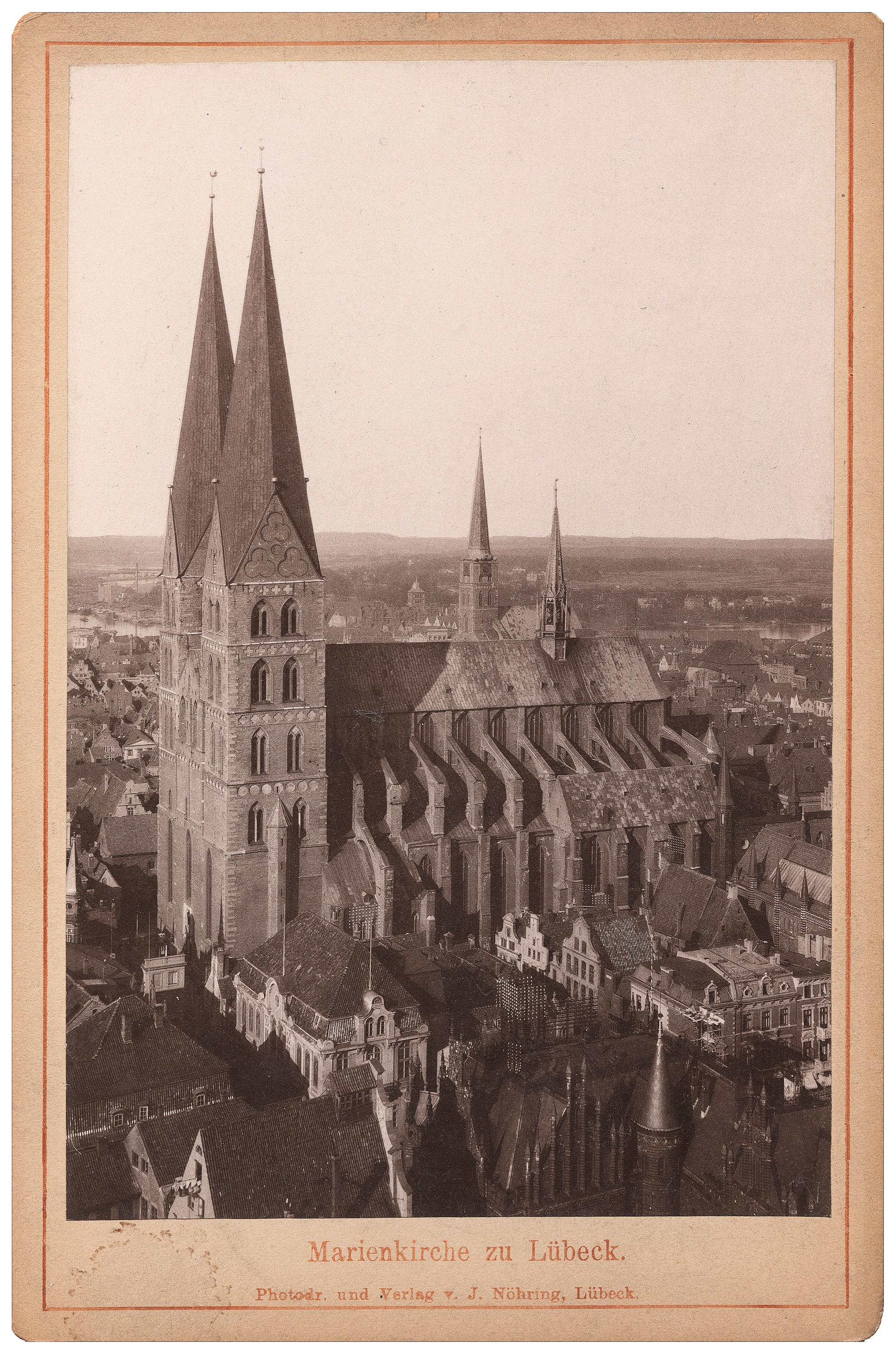 Ein altes Foto einer Stadt mit einer Kirche in der Mitte, umgeben von anderen Gebäuden, und Text unten auf dem Bild.