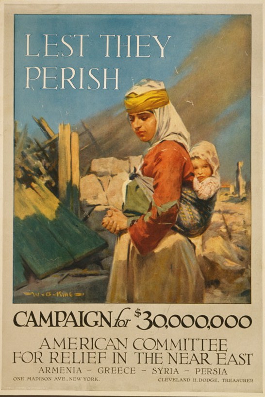 Eine Frau hält ein Baby, beide mit entschlossener und hoffnungsvoller Miene, mit dem Text "Lest They Perish Campaign for $3,000,000 American Committee for Relief in the Near East" oben drauf, vor einem hellblauen Himmel mit verstreuten weißen Wolken.