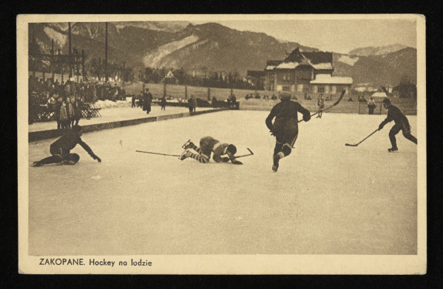 Schwarzes und weißes Foto von Menschen, die auf einem Eisplatz Hockey spielen, mit Gebäuden, Bäumen, Pfählen und Bergen im Hintergrund; unten ist Text sichtbar.