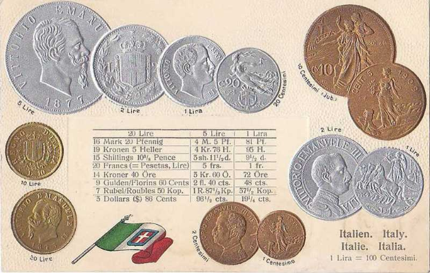 Eine Sammlung italienischer Münzen von 1877–1910, darunter mehrere 20-Lire-Stücke, auf Papier in einer Reihe angeordnet mit zwei Flaggen darunter, darunter die italienische Flagge.