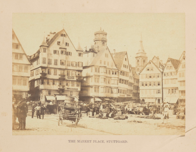 Ein altes Foto eines belebten Marktes in Stuttgart, Deutschland, mit zahlreichen Gebäuden, Menschen, Karren und verschiedenen Gegenständen, mit Text unten.