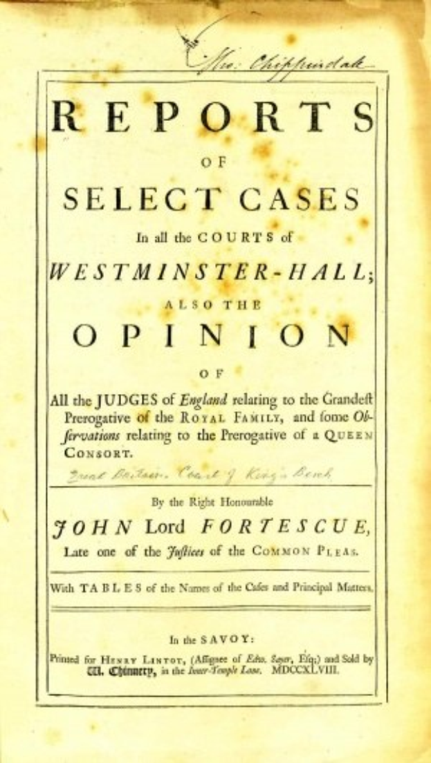 Umschlag eines alten Buches mit dem Titel "Berichte über ausgew├Ąhlte F├Ąlle vor den Gerichten von Westminster-Hall sowie die Meinung von John Lord Fortescue" mit ge├Âffneter Seite, die schwarzen Tintentext zeigt.