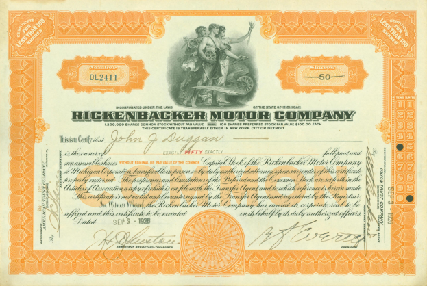 Ein altes Aktienzertifikat der Rickenbacker Motor Company mit gedrucktem Text und Zahlen.