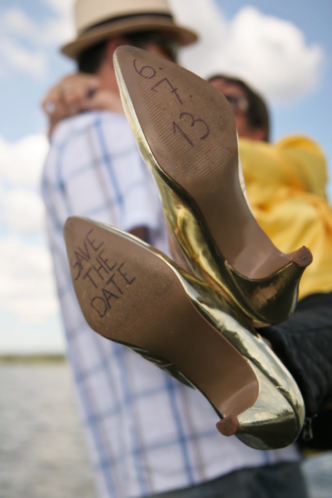 Frauenabsätze mit Datumsangaben darauf, mit einer Person, die eine Frau an den Beinen hält.