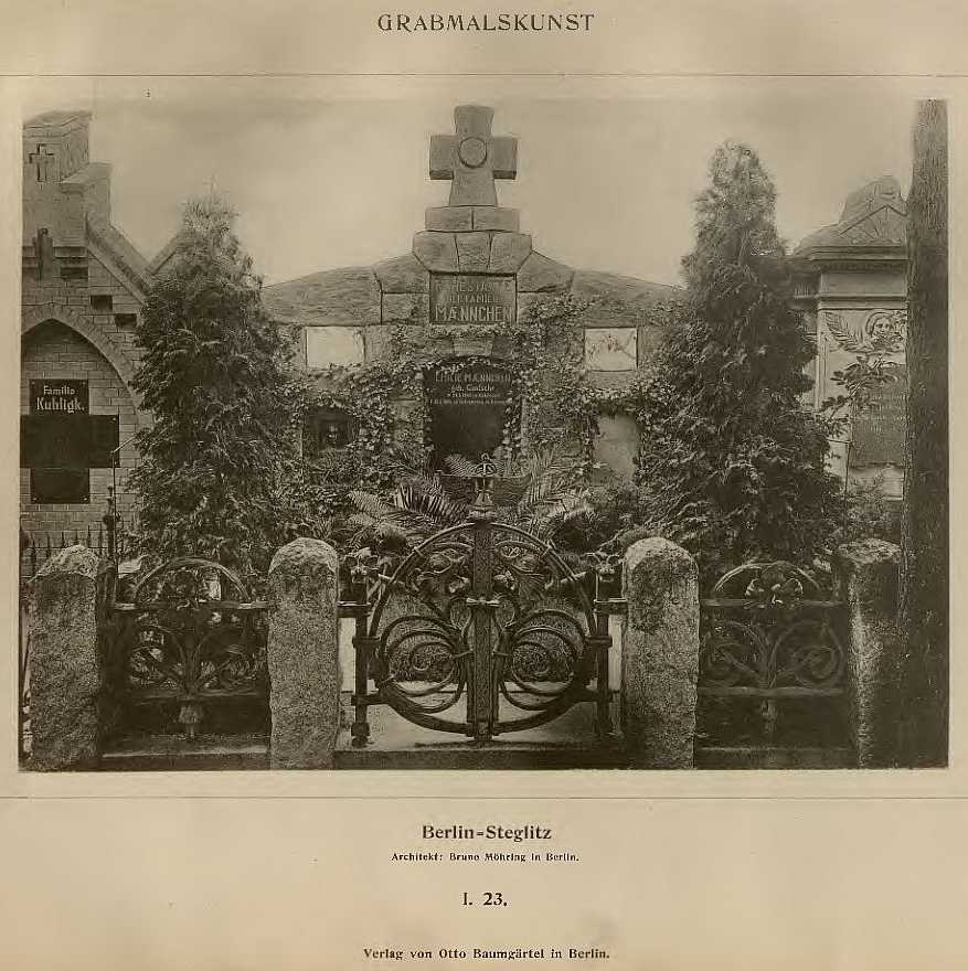 Altes Schwarz-Weiß-Foto eines Friedhofs in Berlin, Deutschland, mit einem Tor, einer Wand, Bäumen und einem Gebäude im Hintergrund und Text unten, der lautet: "Grammalskunst, Berlin-Steglitz, Architekt, Bruue Morning in Berlin".