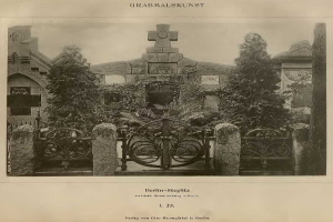 Altes Schwarz-Weiß-Foto eines Friedhofs in Berlin, Deutschland, mit einem Tor, einer Wand, Bäumen und einem Gebäude im Hintergrund und Text unten, der lautet: "Grammalskunst, Berlin-Steglitz, Architekt, Bruue Morning in Berlin".