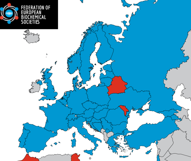 Eine Europakarte mit der Europäischen Union in Blau und Rot markiert, um den Prozentsatz der Bevölkerung in jedem Land anzuzeigen, und ein Logo oben links mit dem Text "Vereinigung europäischer biochemischer Gesellschaften".