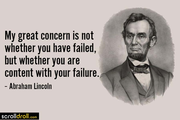 Porträt von Abraham Lincoln mit ernstem Gesichtsausdruck, der einen Anzug und eine Krawatte trägt, mit der Inschrift "Mein großer Kummer besteht nicht darin, ob Sie gescheitert sind, sondern ob Sie mit Ihrem Scheitern zufrieden sind" darunter in fetter Schrift.