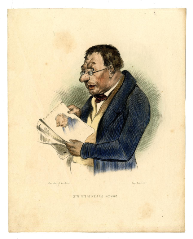 Ein Mann im Anzug und mit Krawatte, der eine Brille trägt, liest eine Zeitung mit ernster Miene und gibt so den Eindruck eines Politikers.